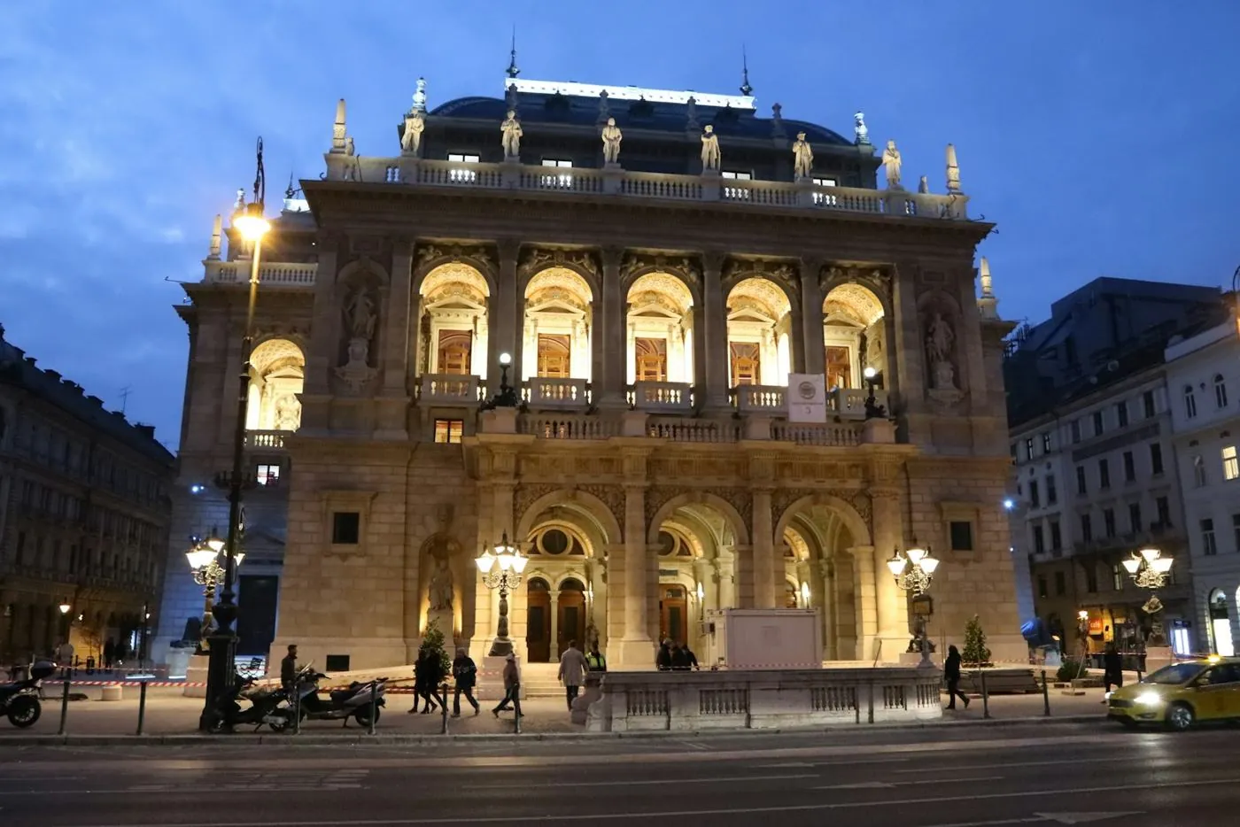 A budapesti Operaház homlokzata esti fényben