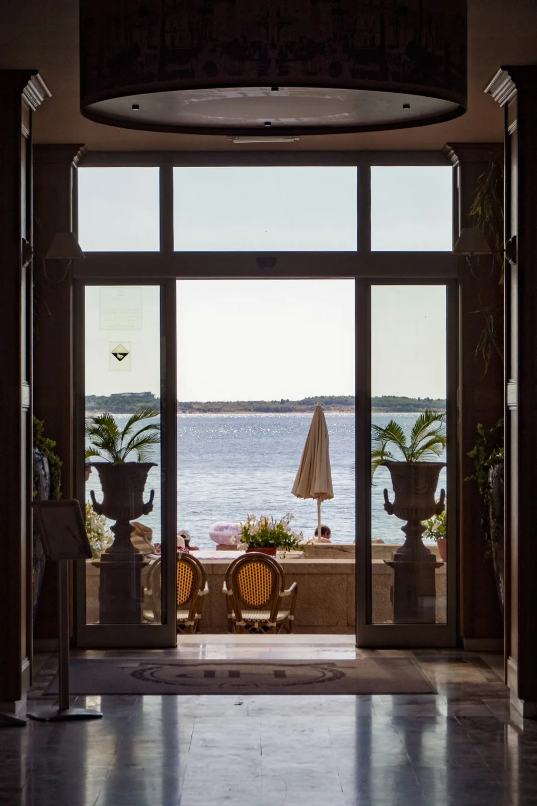 Grandhotel előcsarnoka kilátással a tóra